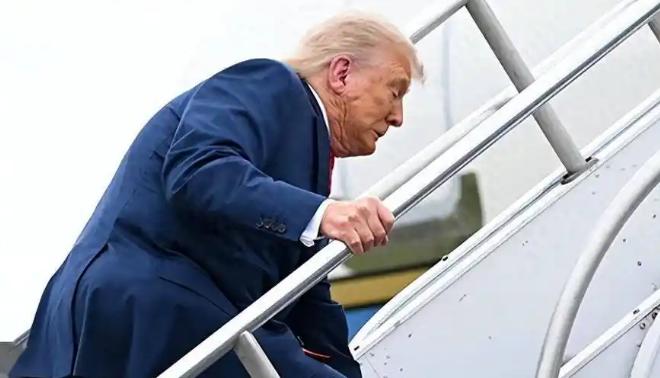 为什么最近中国没有过多谴责特朗普，因为中国深知，永远不要在对手犯错误的时候，去打