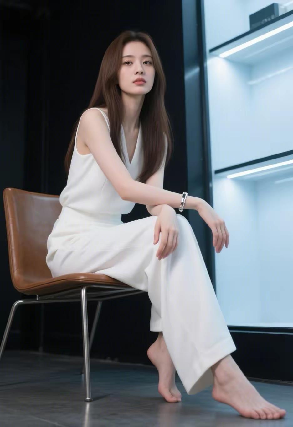 极简风穿搭，白色连衣裙搭配金属手镯，简约优雅。