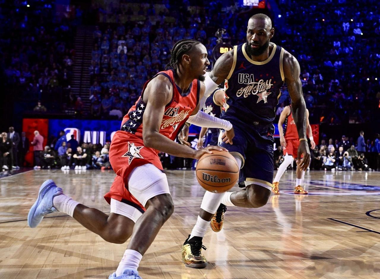 NBA传奇教练迈克·德安东尼在播客节目中谈到詹姆斯，建议他在76人改打...