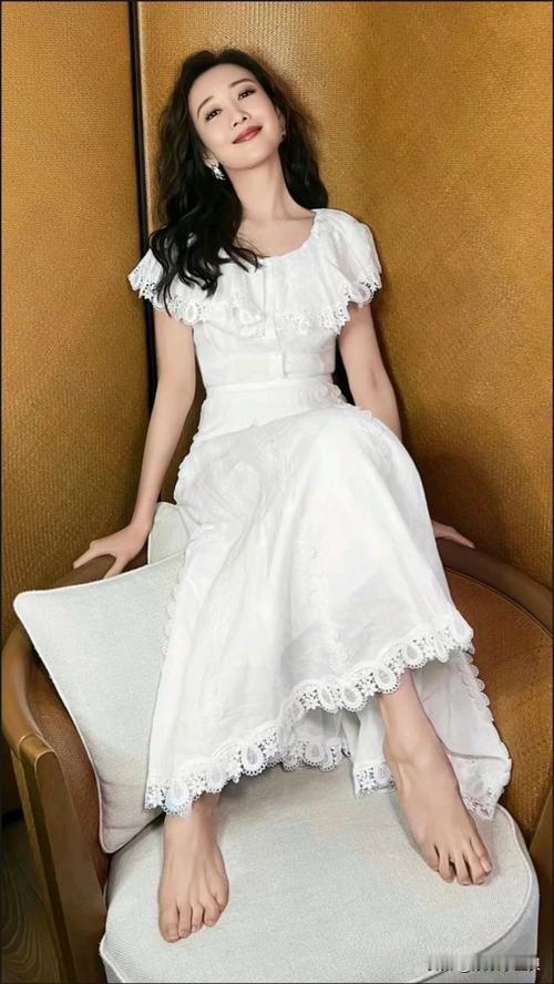 王欧真的太漂亮啦，美貌和美脚双双在线。