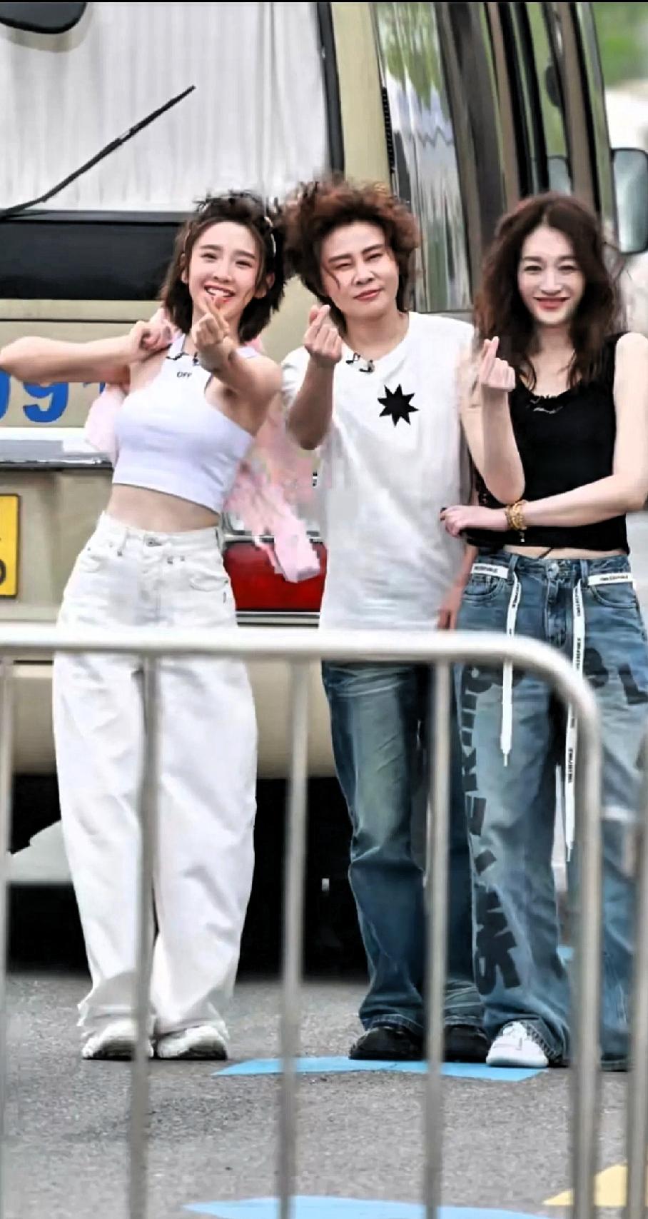 这就叫冠军气质，虽然王濛长有点偏中性，但是站在唐艺昕和李小冉两位美女面前，依然是