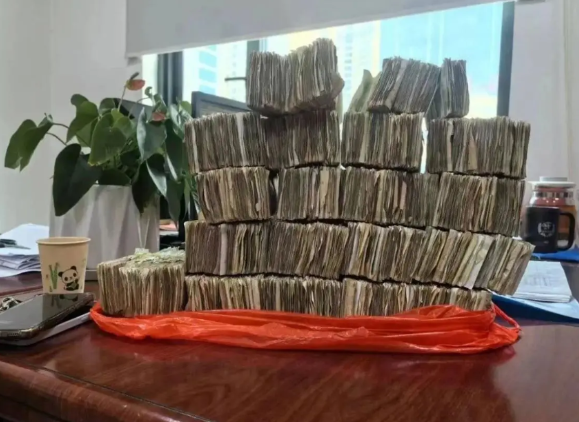 湖南邵阳:外卖小哥捡到一麻袋现金立即报警……5月23日凌晨1时42分，正在送餐