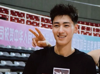 郭士强做出重要决定，对球队阵容进行了调整，2名球员正式离队！为了准备2025年