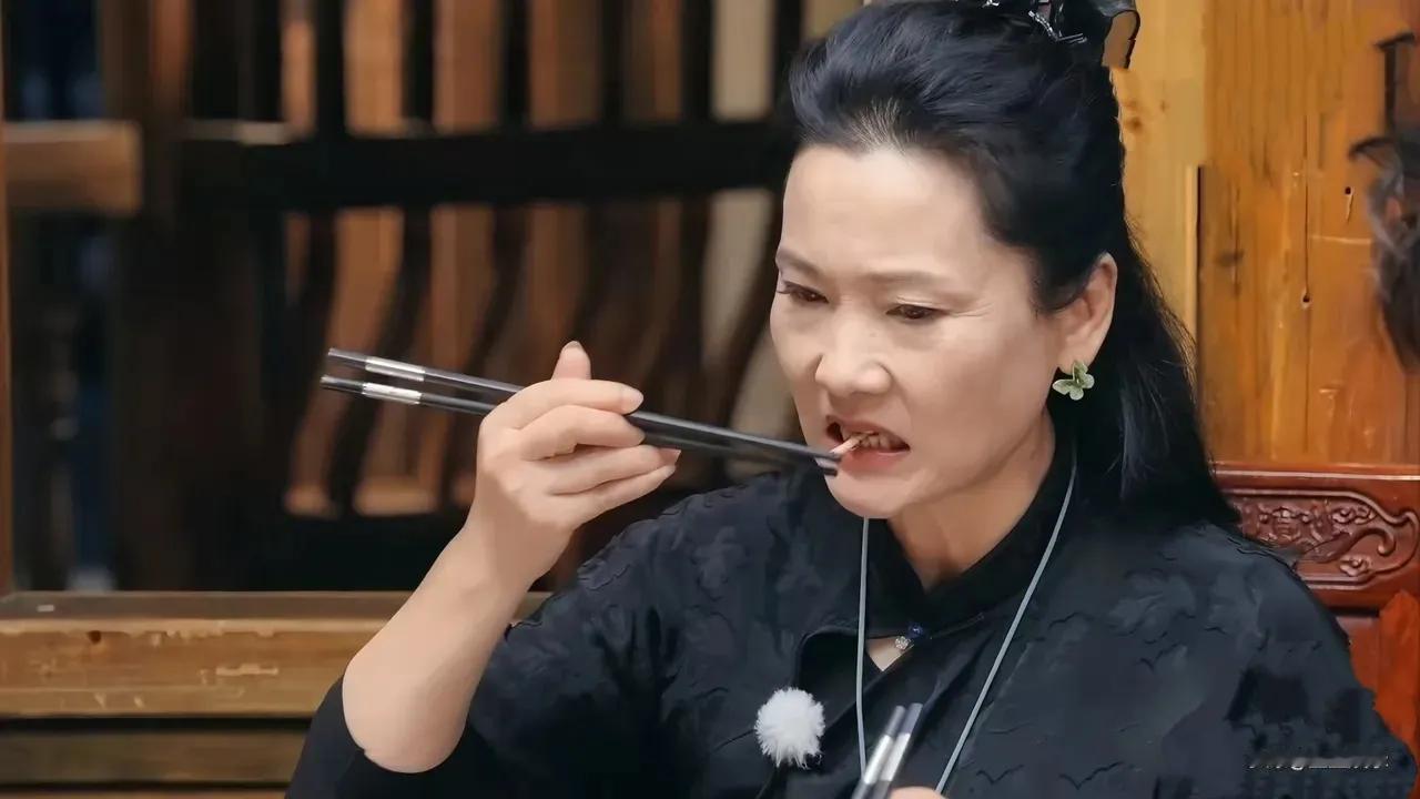 何赛飞与宁静的折耳根“交锋”，成了地域美食趣味图鉴。一口凉拌折耳根入喉，何赛飞皱