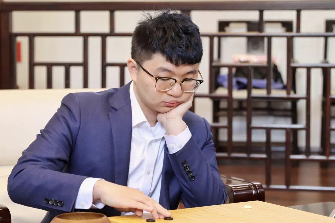 “农心杯”围棋擂台赛快讯我国棋手杨鼎新在今天对阵韩国棋手安成浚的比赛