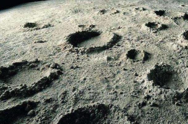 明明月球遍地都是土，为啥还不能多装些带回地球？其实这些土，根本不是宇航员想带就能