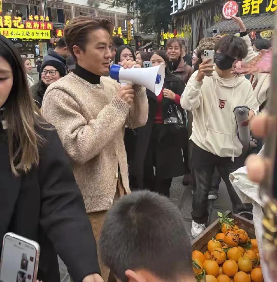 46岁吴克群，脸圆发福却少年感满满！12月27日现身乐山美食街，一头黄毛超吸睛。