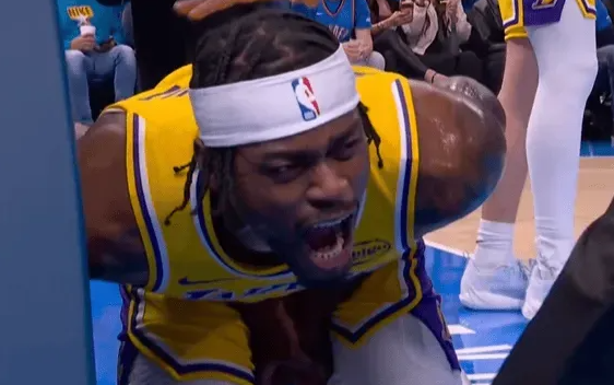 NBA季后赛，湖人客场不敌雷霆。范德比尔特比赛中封盖切特时手指砸到篮板，随后表