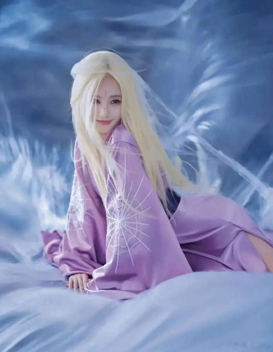 李一桐晒金发“清瞳”造型邪魅一笑太美了！11月2日，李一桐晒出金发“清瞳”的