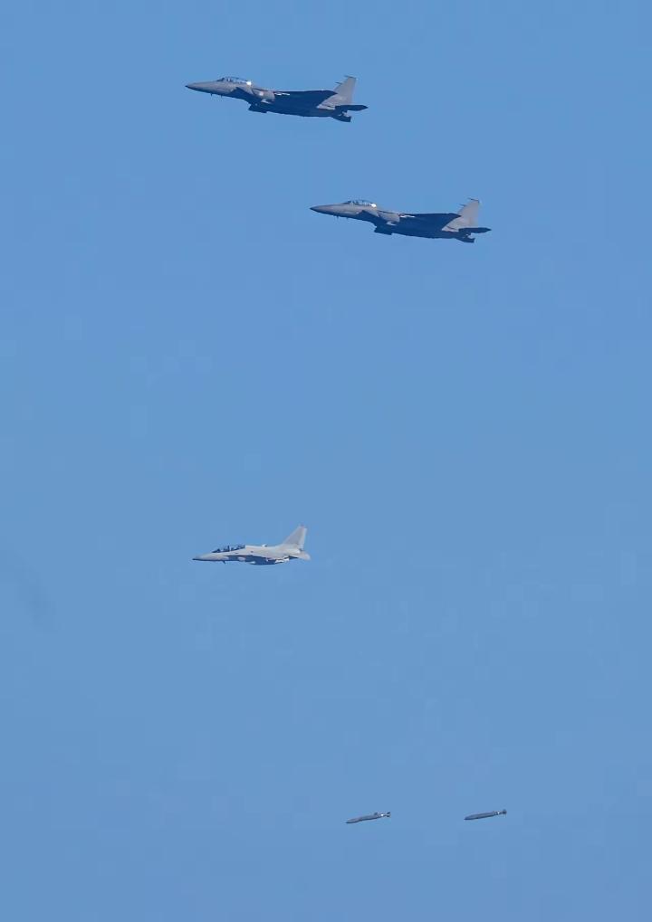 据韩国先驱报报道，两架价值数千万美元的F-15K战斗机在万米高空猛烈碰撞，机身碎