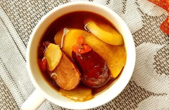 养生佳品，姜枣茶皮肤很干，总是不出汗，瘙痒，说明肺有问题，肺气不宣，可以每天