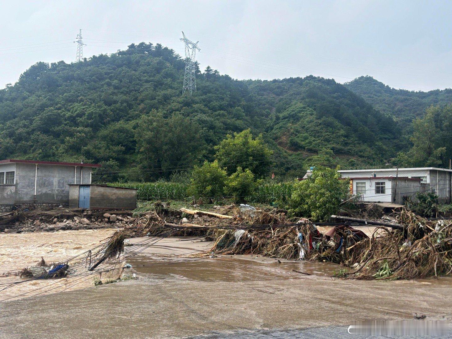 🆘多名网友求助河北承德兴隆县六道河镇村庄因暴雨引发泥石流，目前断电断网，无法与