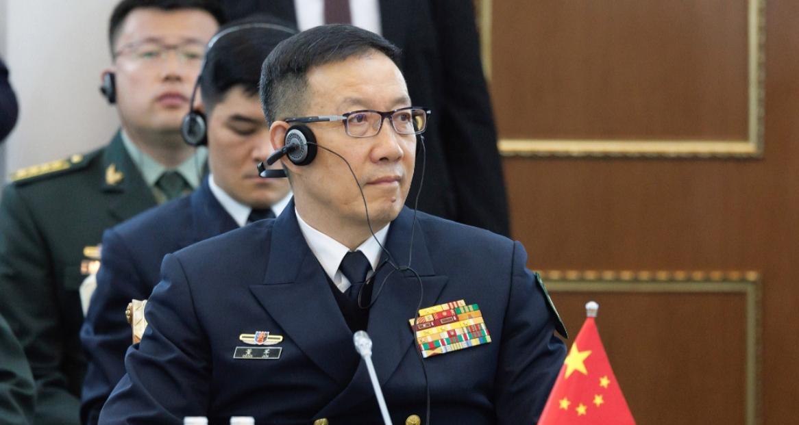 董军防长突然飞往欧洲，事先没传出半点风声，法国举行了隆重的欢迎仪式！就在5月1