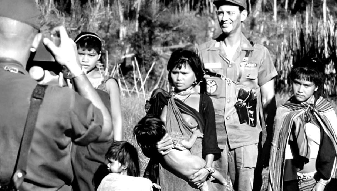 1964年，苏联某地官署门前，突然出现一个形容枯槁、装束怪异的中年男子。他踉跄着