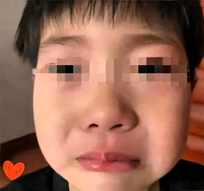 谁能想到，一个9岁小男孩来到了当地民政局，工作人员问：“小朋友你来干嘛呀？”男孩