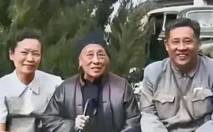 1960年代，廖承志夫妇与母亲何香凝在北京生活的温馨瞬间。照片中，年过八旬的何香
