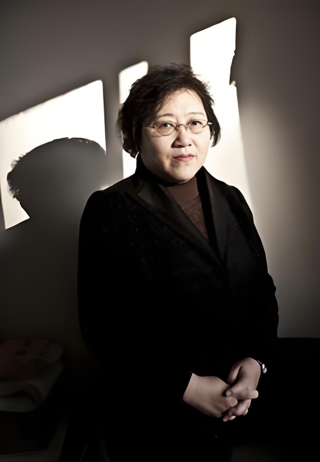 性学家李银河说：“婚姻的本质，就是两个人一起睡。一起吃，一起聊。两个人共守烟火