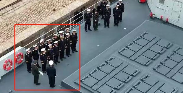 越军海军参观中国战舰，垂直发射系统让越南军人羡慕，舰员登上潍坊舰参观,近距离