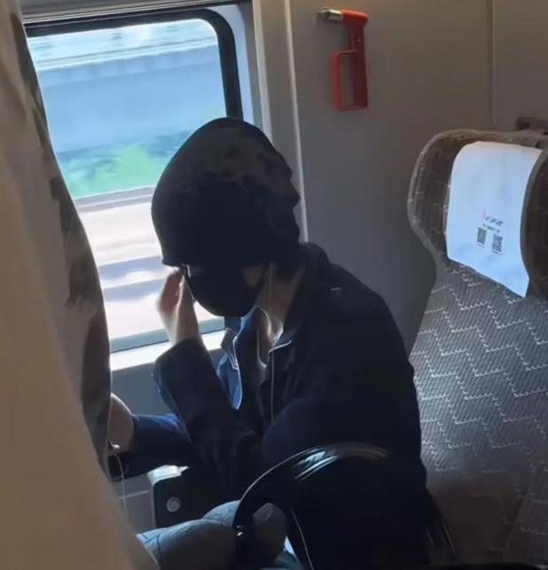 到底是谁给了艺人超越普通人的社会地位？现在连个不知名艺人都敢踩在高铁规则上了？