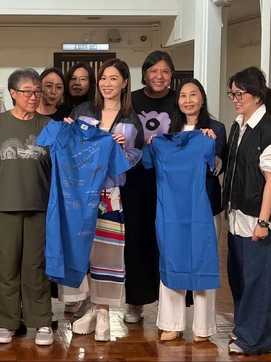 佘诗曼回母校，香港协恩中学，是纯女校！谁能想到她今年都51岁了，还这么年轻