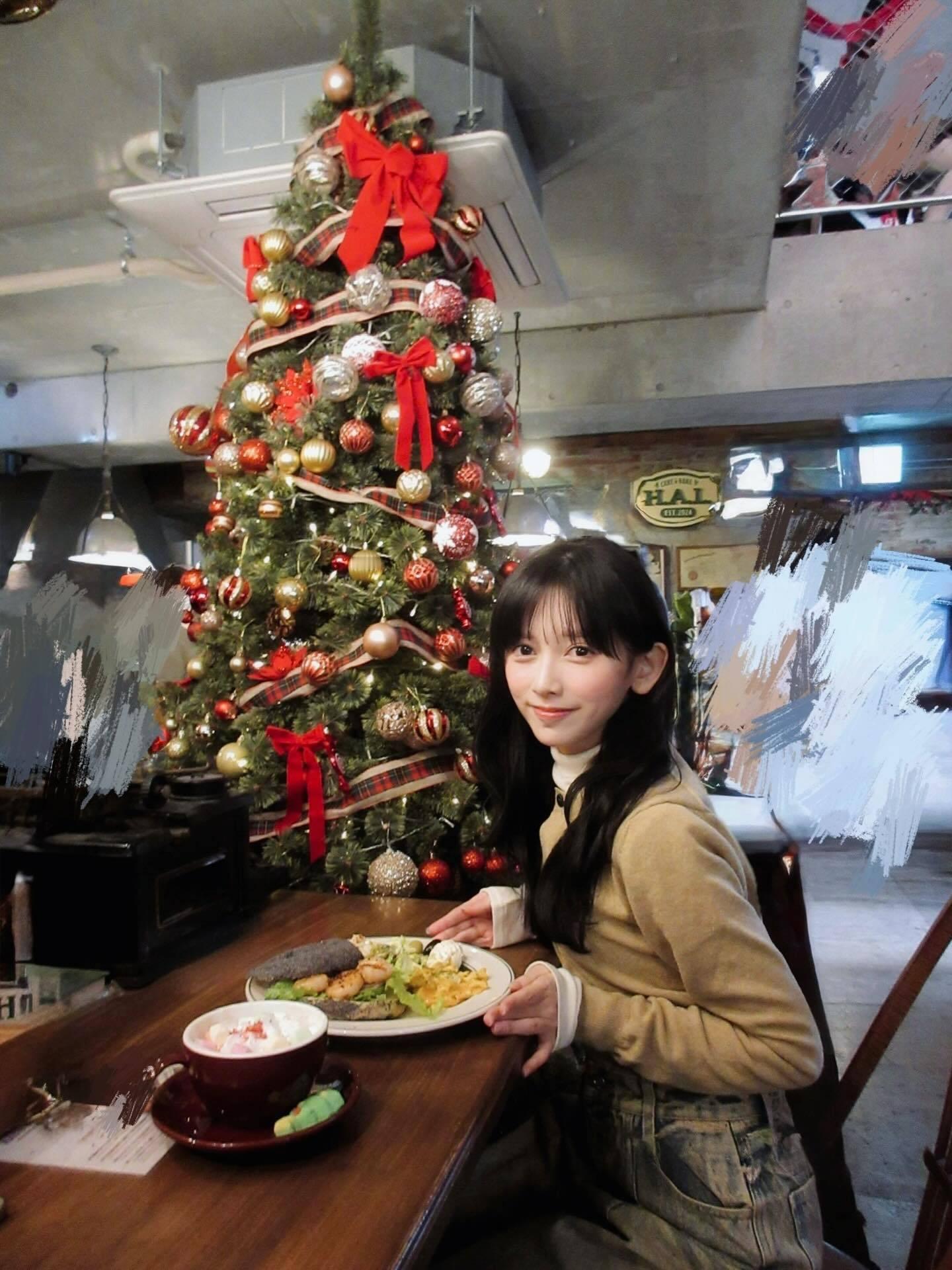 池田瑛紗「とても大きなクリスマスツリーの隣で食べました。えびべーぐる🥯」