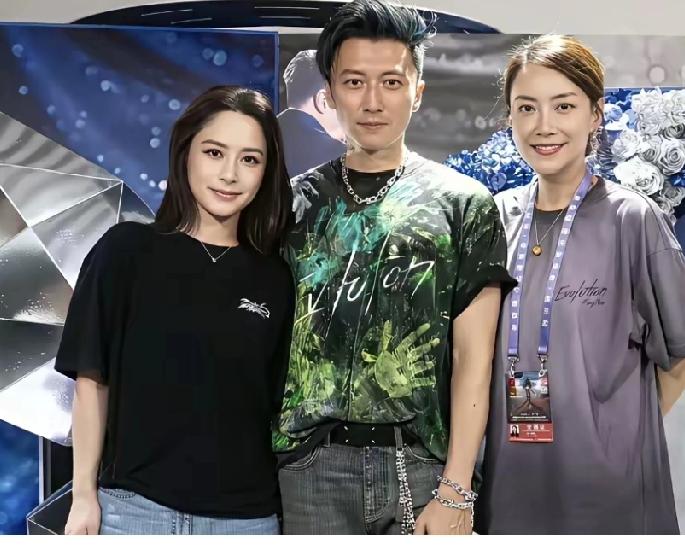 被这张合影惊呆了明明右边的已经够漂亮了。可以看左边阿娇。瞬间被狠狠的惊艳到