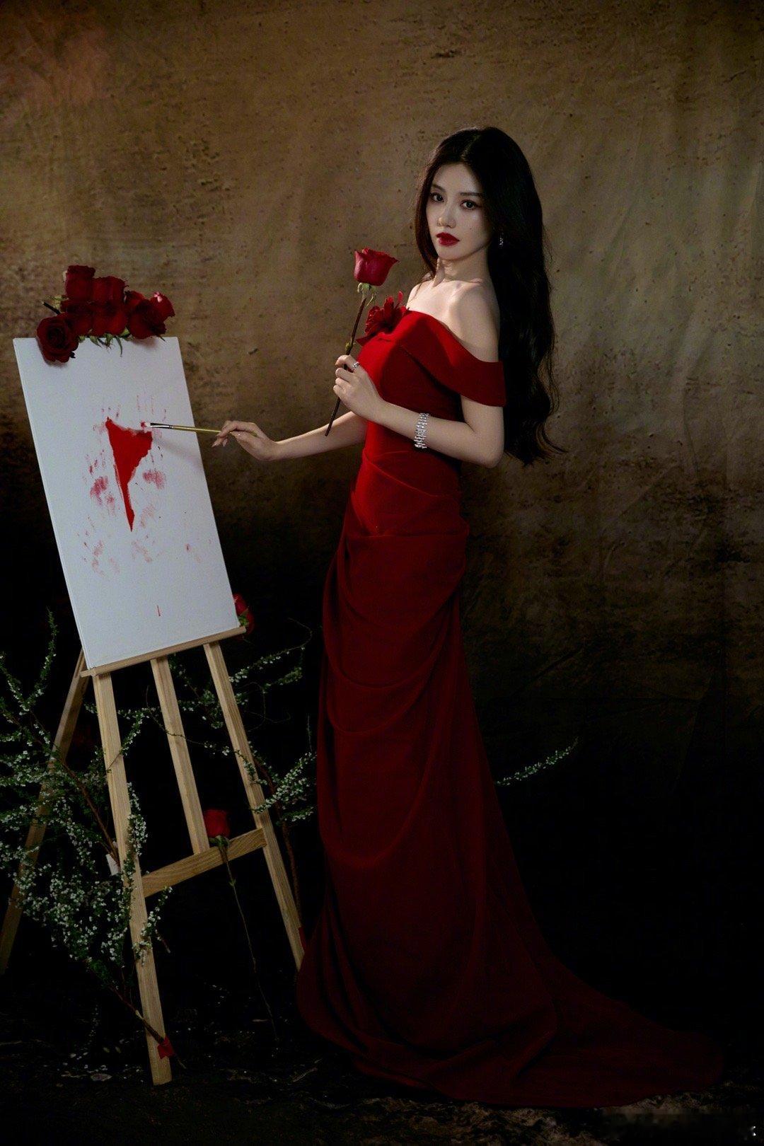 你是王鹤润那她是谁从亲和到冷艳只需要一套红裙，镜头里的她气场骤变，每个眼神都像