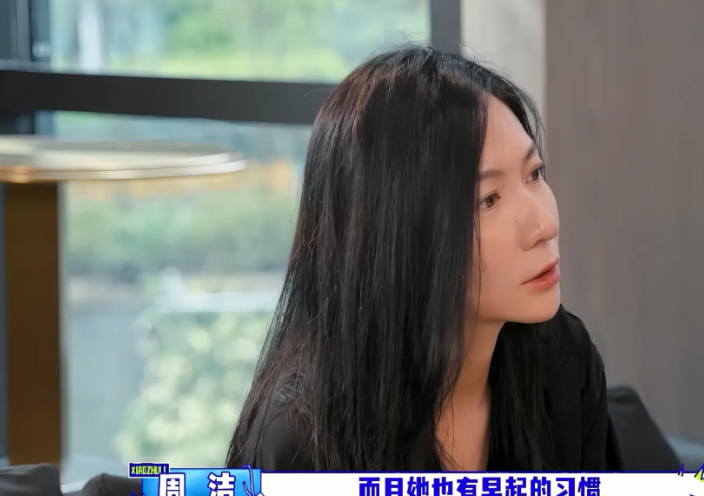 佟丽娅的经纪人对胡军和李乃文说：“丫丫有早起的习惯，她不睡懒觉。”胡军：“多早起？”经纪人：“早上七