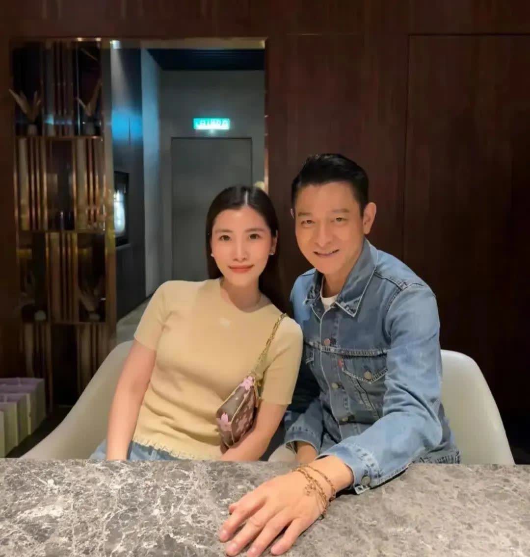 刘德华陪妻子回娘家，舅舅身价55亿，是马来西亚知名富豪。63岁的刘德华终于抽