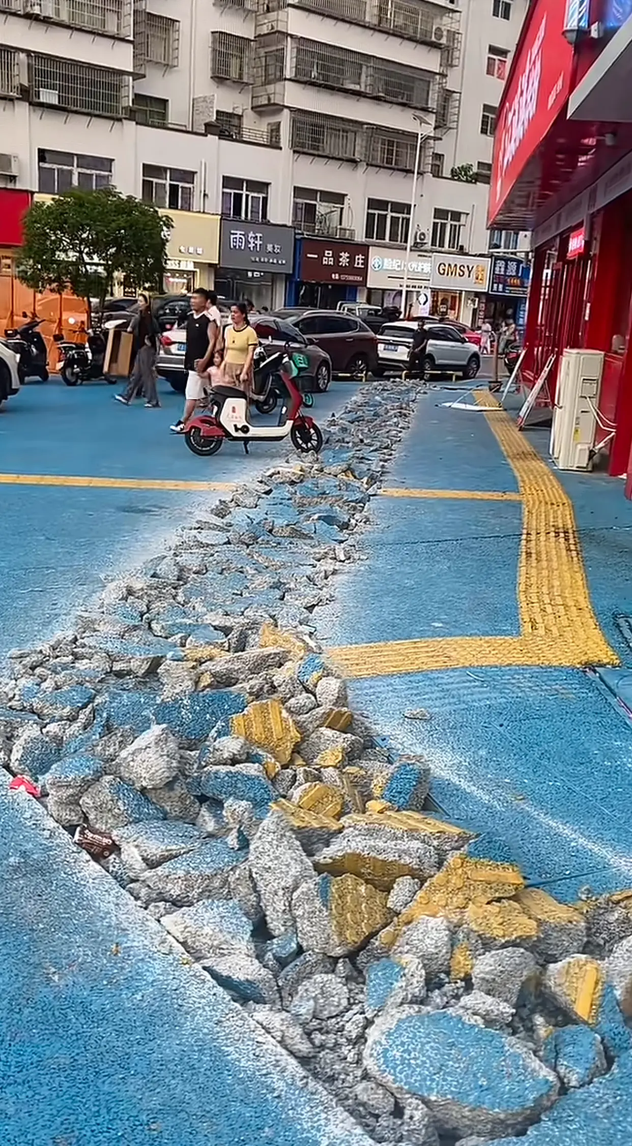 刚建好的马路，又遭遇翻炒