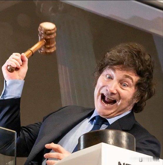 在阿根廷，米莱宣布取消了阿根廷人：-30天的带薪假期-将工作日延长至1