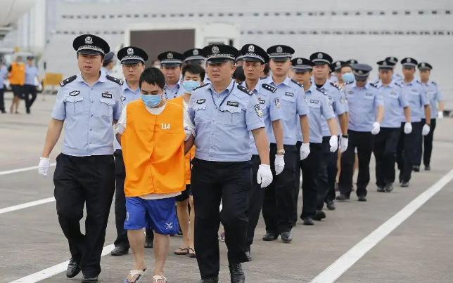 狱警是公安吗？狱警是监狱警察的简称，负责监狱的管理。而我国的监狱，是由省司法