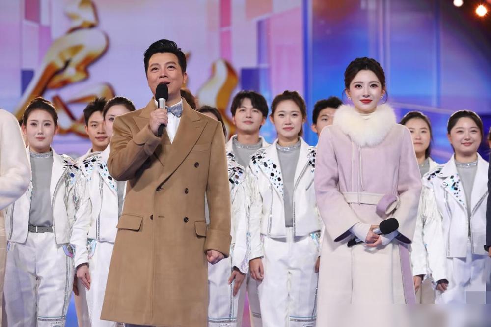 央视主持人的衣服，还得换！不是说不好看，也不是觉得不合适，而是她们有更好的选择，