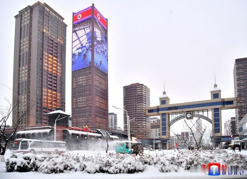 ２０２５年１２月４日，朝鲜首都平壤迎来了今冬初雪，我们一起欣赏雪白色的平壤！