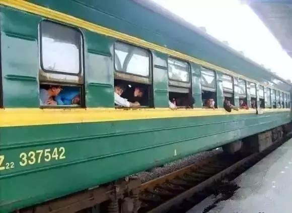 春运大变样！高铁飞机遇冷，绿皮火车成顶流今年春运彻底火了。飞机沉默，高铁意