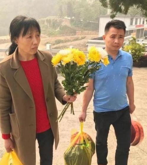 1984年，一战士壮烈牺牲，23岁的新婚妻子却拒绝改嫁，35年后，妻子带着儿子来