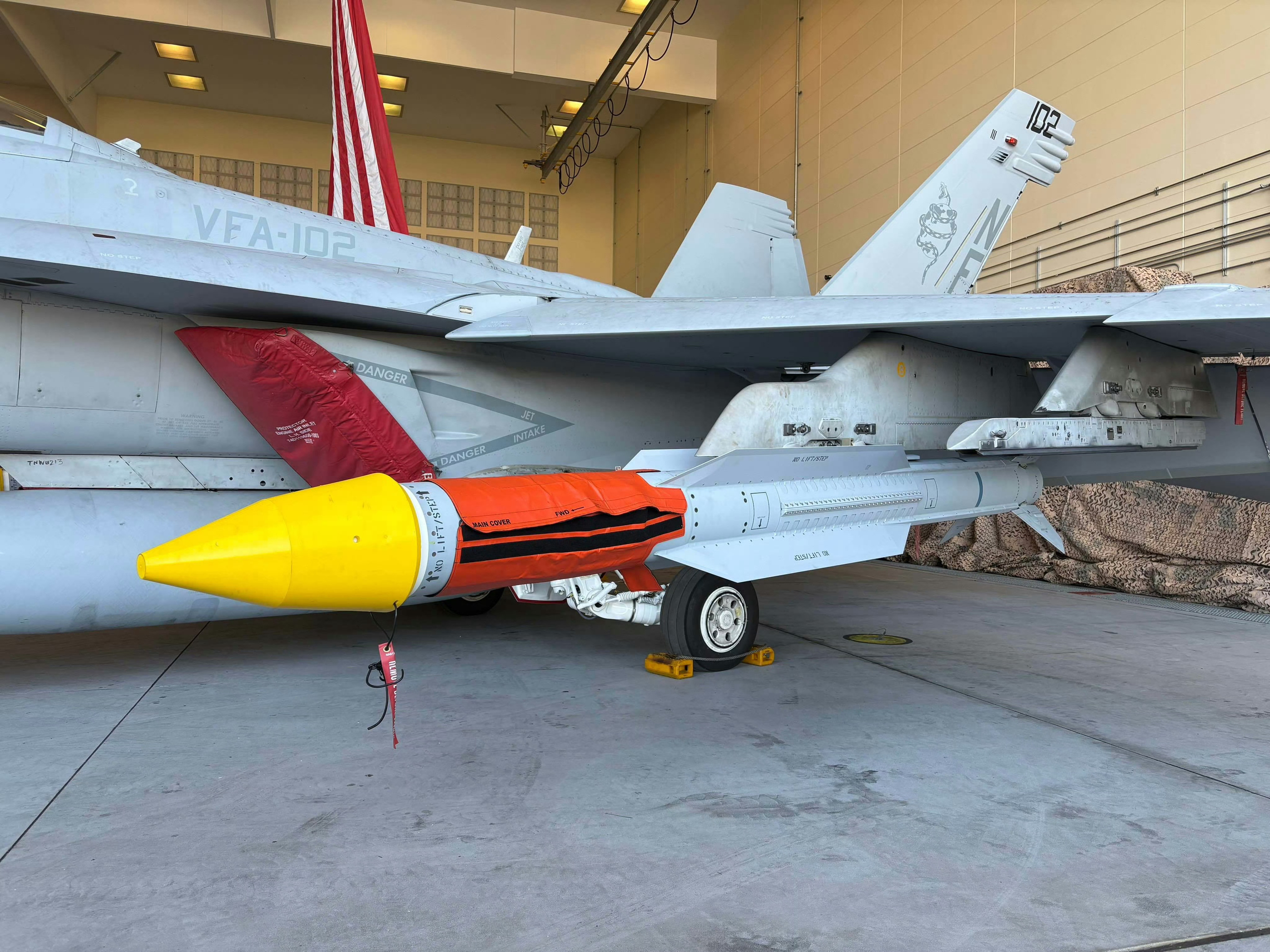 据传美国海军的救命稻草--AIM-174B不能由F/A-18EF制导，只能由舰载