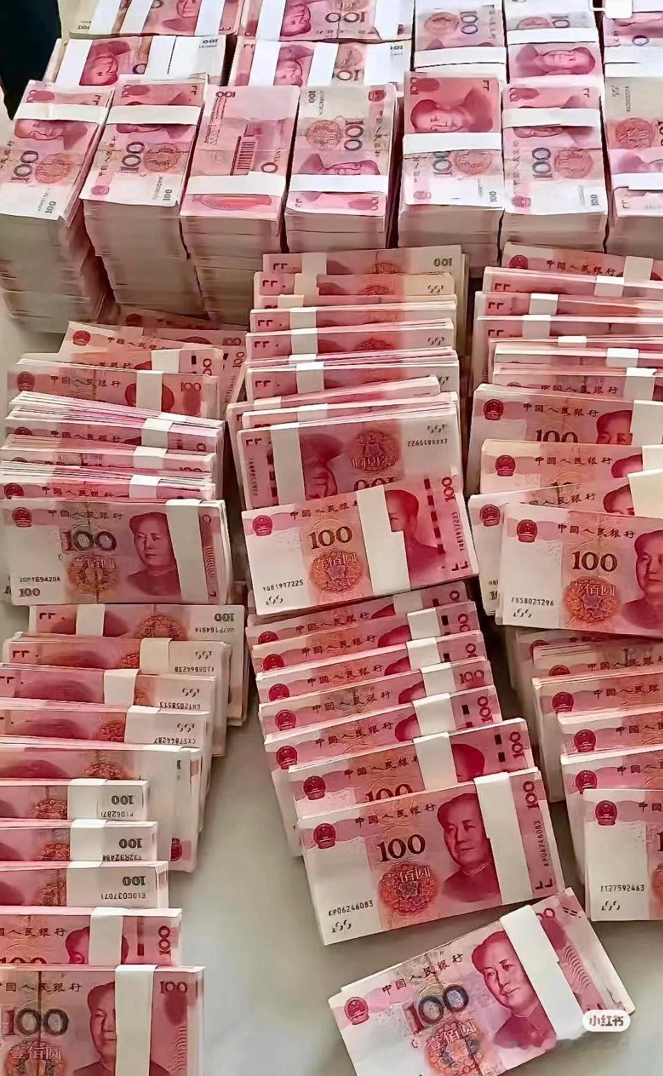 刚进家门，电话铃声便响了起来，是一位老同事打来的。他问我退休养老金涨了多少，还说