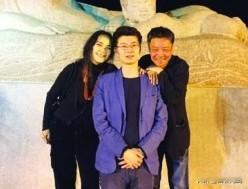 再来说说余华的儿子余海果，也是一个作家。余华妻子陈虹，是诗人、编剧，曾任职空