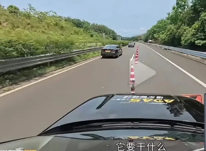 近日懂车帝对36款中外车辆搞了个智驾测评，测评结果特斯拉登顶。问界等一众国产车企