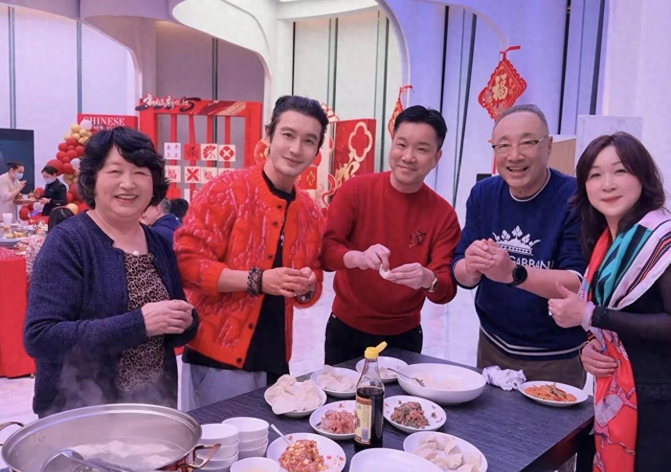 黄晓明和陈凯歌一家聚餐，56岁陈红风韵犹存，陈飞宇和哥哥同框，这消息一出，好多人