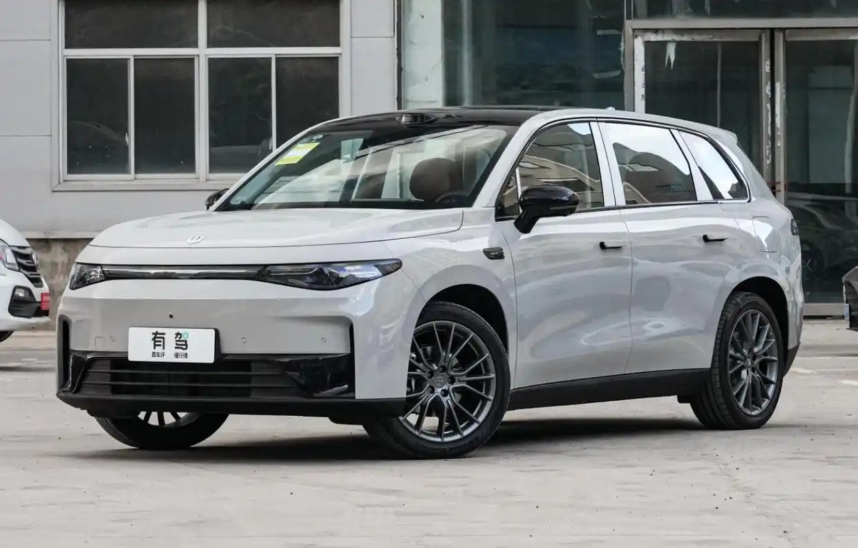 2026款零跑C10上市，12.28万元起。新车提供3款纯电和2款增程车型，售价