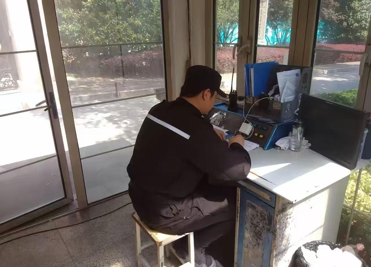 保安这行，真不是闹着玩的。日上十二个小时，轮班像打仗。干得再多，也别想升官发