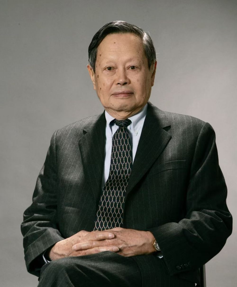 【杨振宁留着西南联大时的笔记】杨振宁难忘西南联大杨振宁在西南联大读书期间，正值战