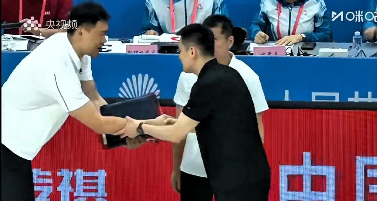 杨鸣不愧是CBA老江湖，太懂人情世故，全运会淘汰赛，辽宁队三节大胜对手近40分，