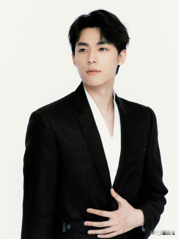 《风与潮》，最让人觉得帅的，不是主角任嘉伦，也不是谭凯演的柯麟，而是演马万祺的那