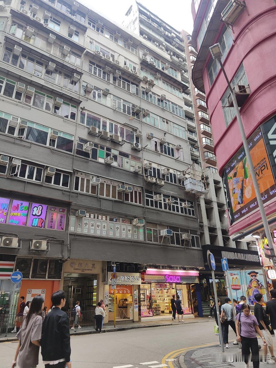 兄弟趁着五一假期去香港旅游，真的震惊到了！香港的街道都很小，公路也比较窄，但是并
