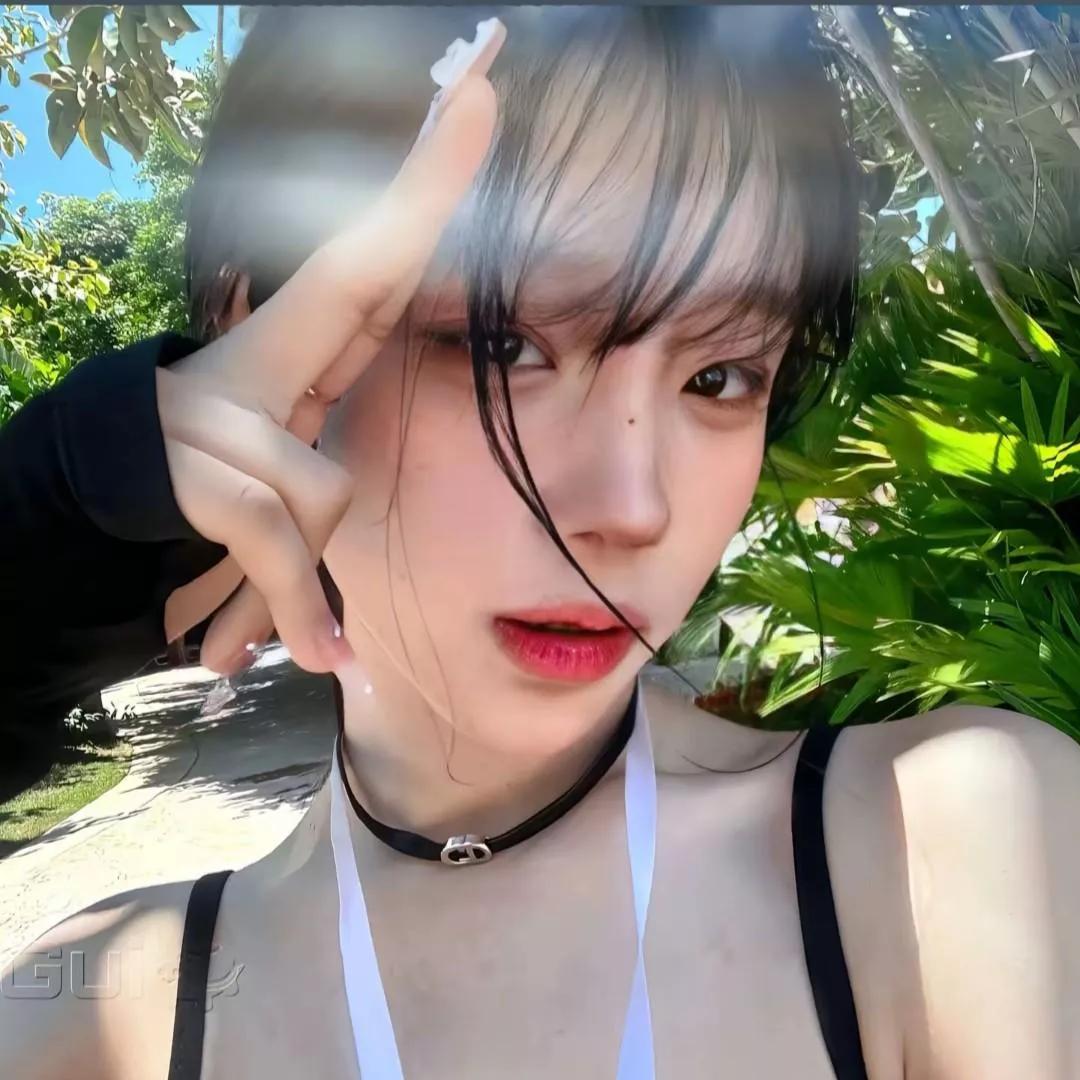 夏日清爽自拍，绿意盎然的背景，清新自然。唯美风景自拍图秋日清新照淡雅自拍自