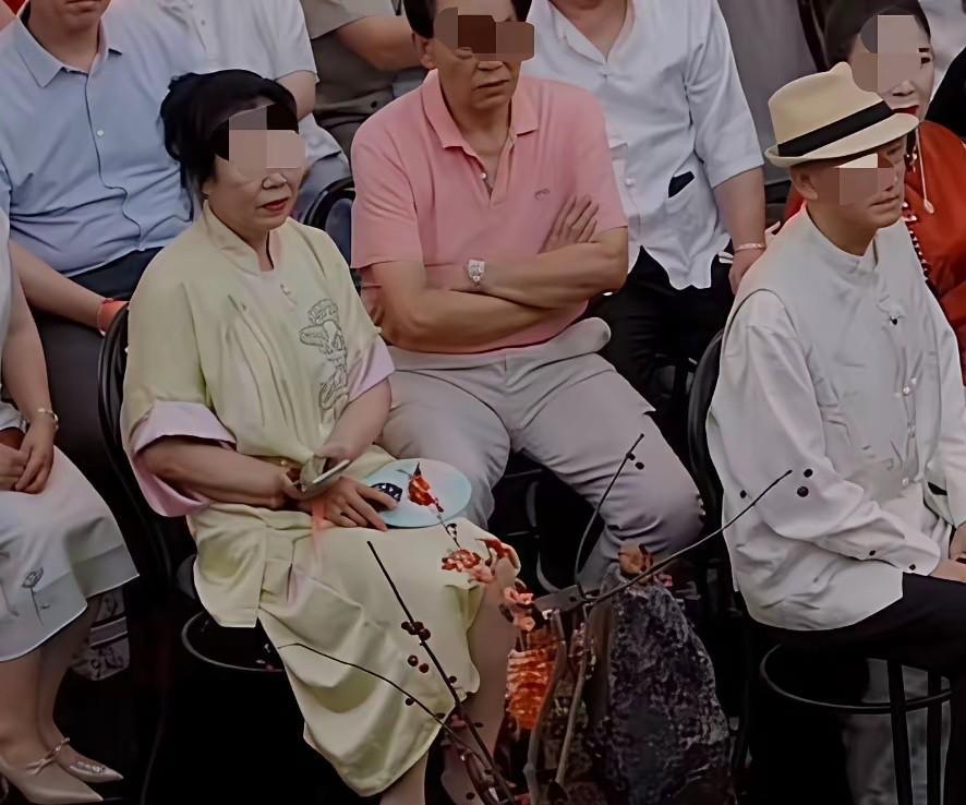 穿帮啦！穿帮啦！心细的网友发现，董璇在宣誓环节穿的礼服，又被张维伊大姑穿上了！