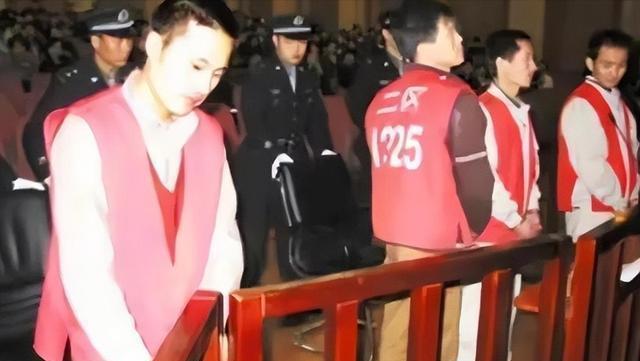 2003年1月18日，沈阳冬夜突响巨爆，一辆运钞车被炸陷路中，五名蒙面持枪男子冲